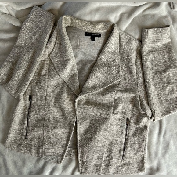 Beautiful Gray and White Blazer from Banana Republic size Large - Picture 9 of 9